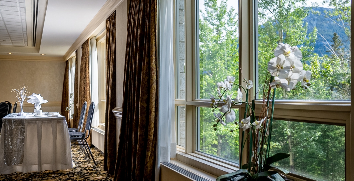 White flowers at the yarrow and laurel rooms