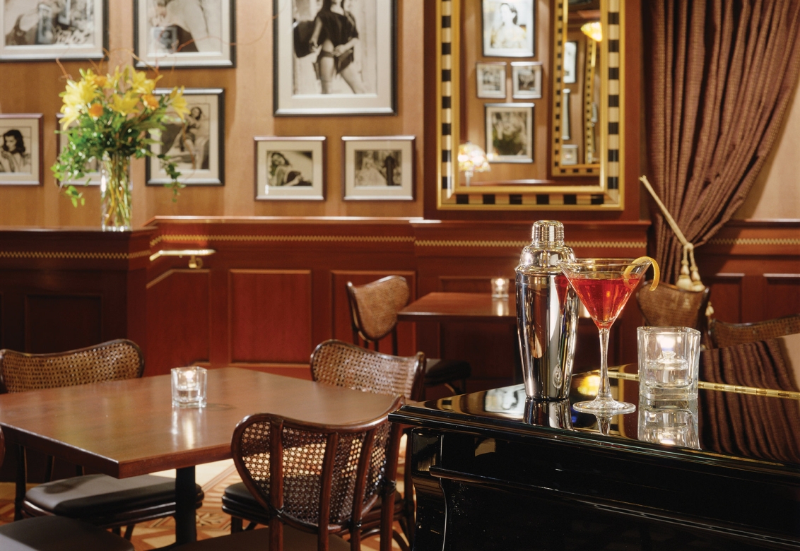A divas lounge with a piano