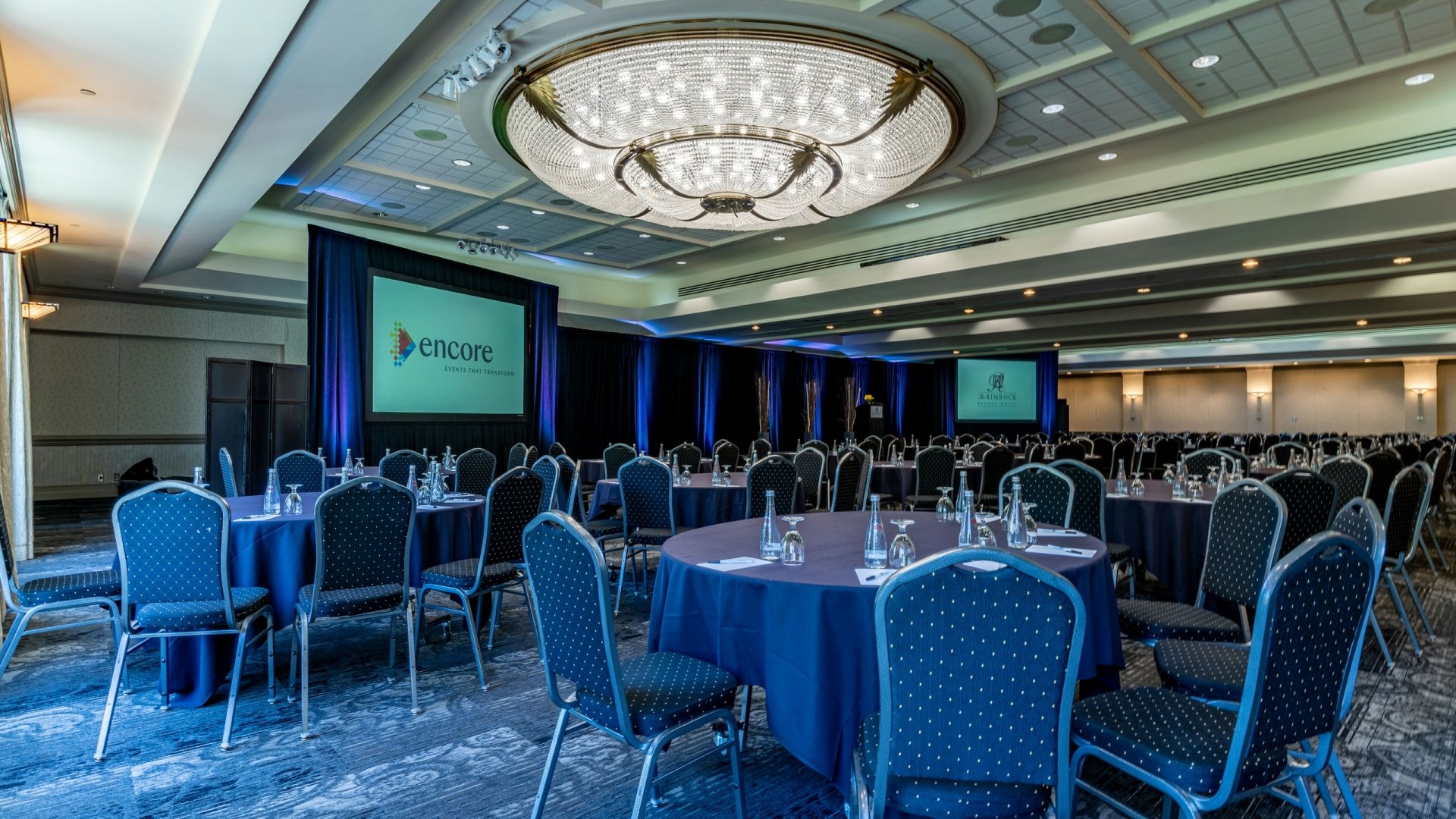 A conference hall with round tables and chairs