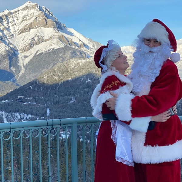 Santa and Mrs Claus on 900