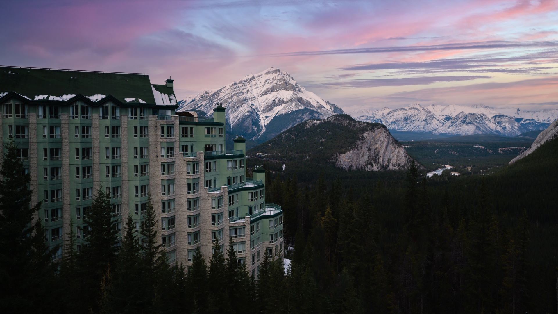 Rimrock Hotel in front of Cascade Mountain